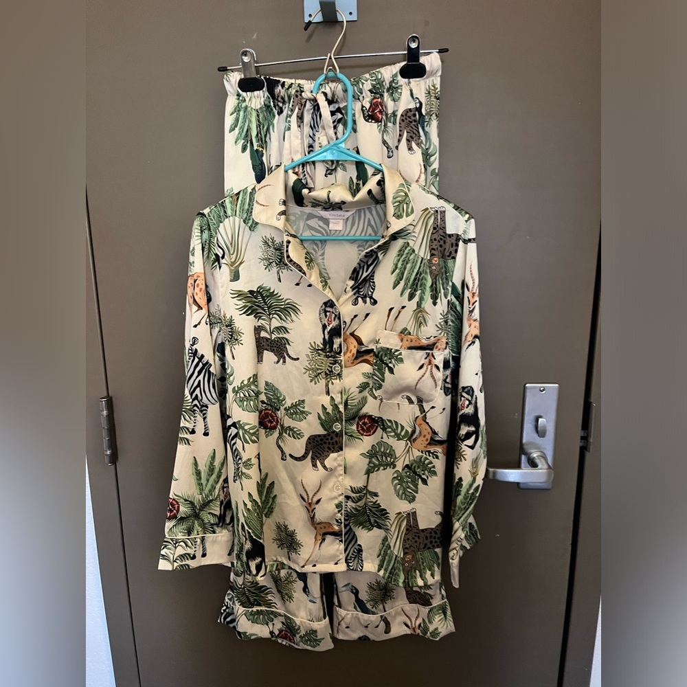 Brand new pjs ! These are super cute and in good condition. The material is silk